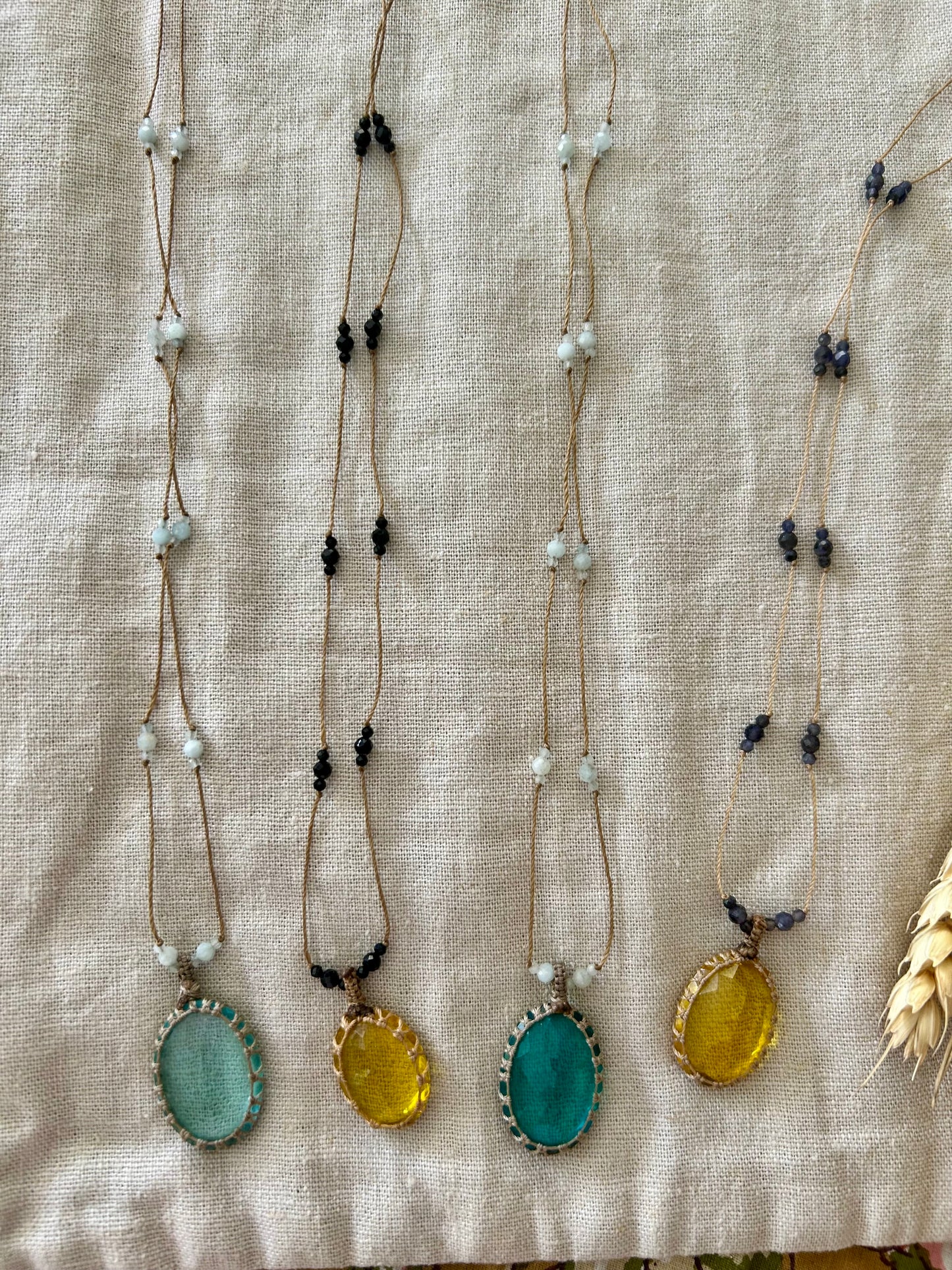 Collier INDIA fil de soie & pierres semi-précieuses