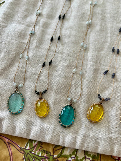 Collier INDIA fil de soie & pierres semi-précieuses
