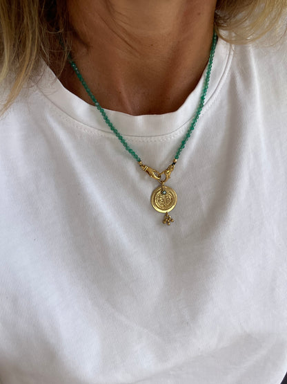 Collier VERDE avec pierres semi-précieuses et médaille plaqué or