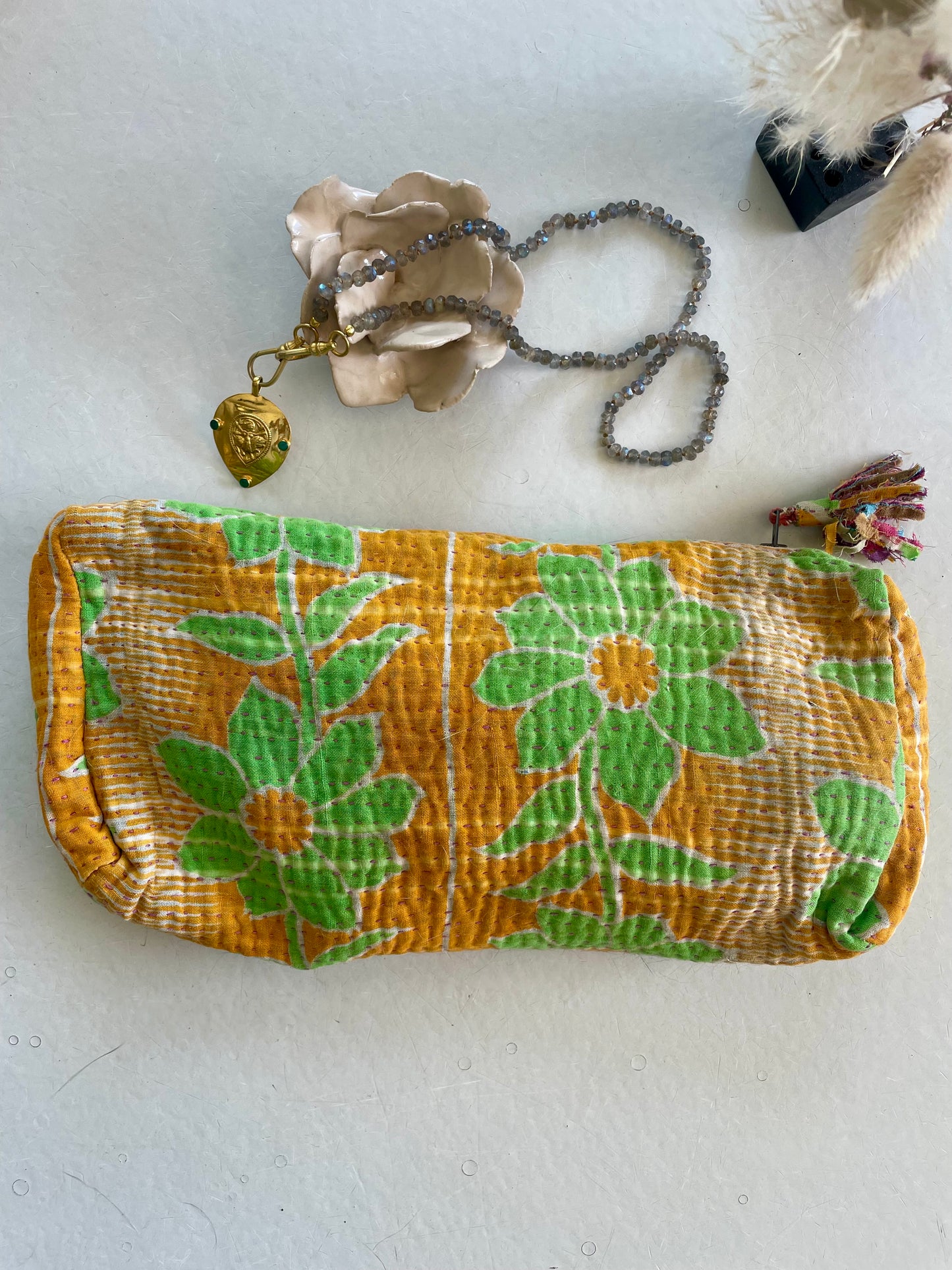 Trousse ronde en Kantha  |  Verte & orange