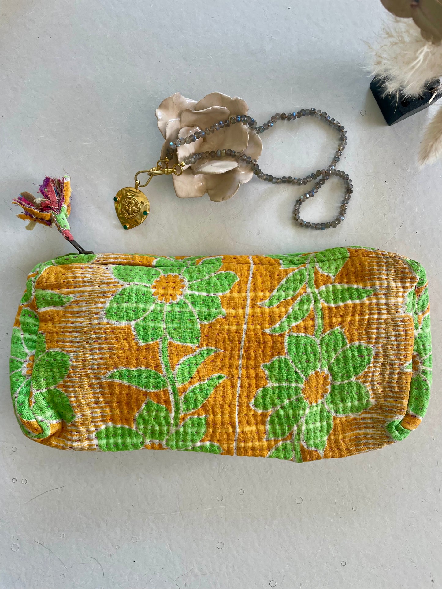 Trousse ronde en Kantha  |  Verte & orange