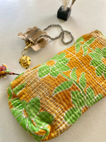 Trousse ronde en Kantha  |  Verte & orange