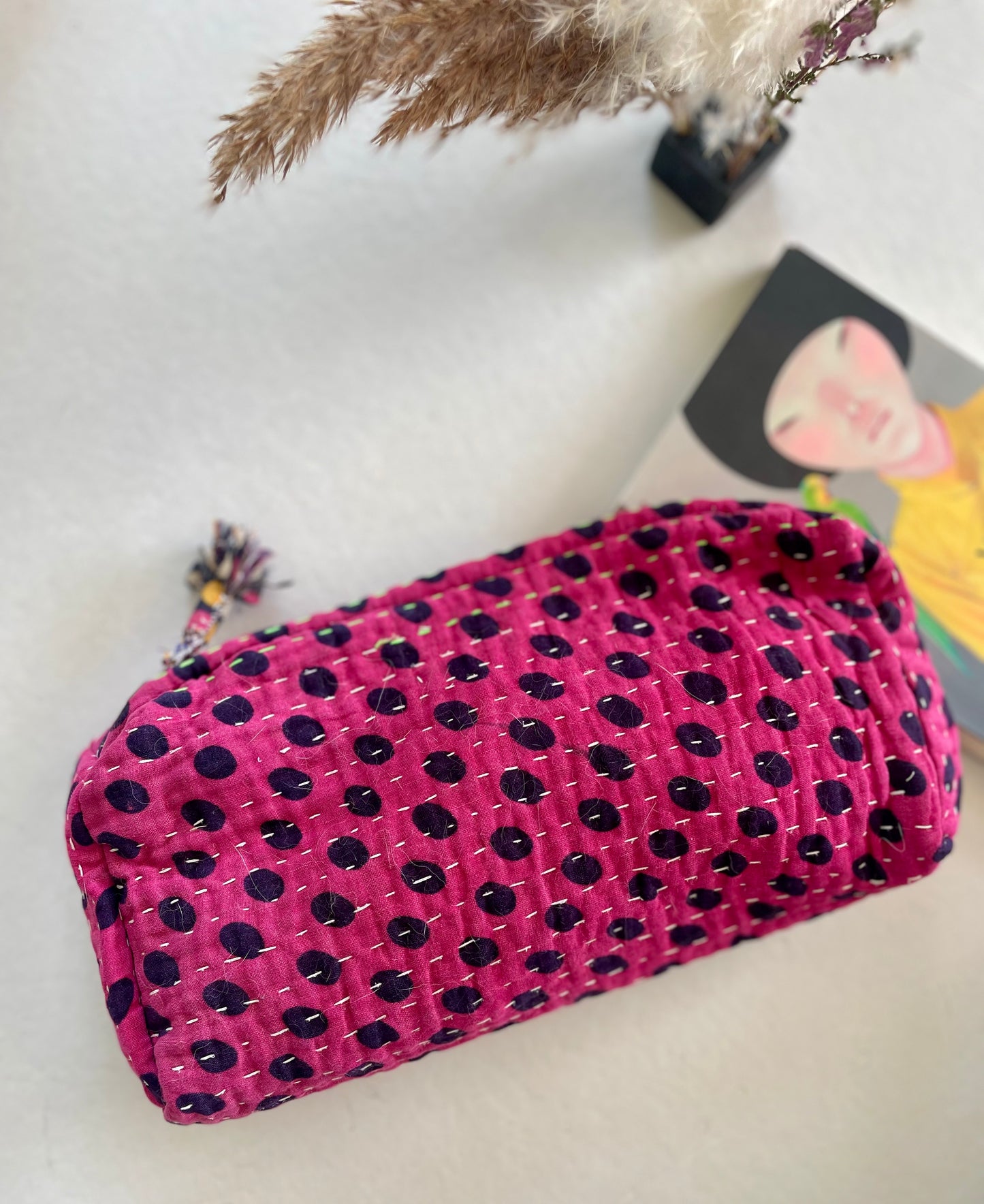 Trousse ronde en Kantha  |   Fuchsia à pois