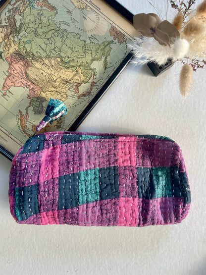 Trousse ronde en Kantha  |   Fuchsia & Marine
