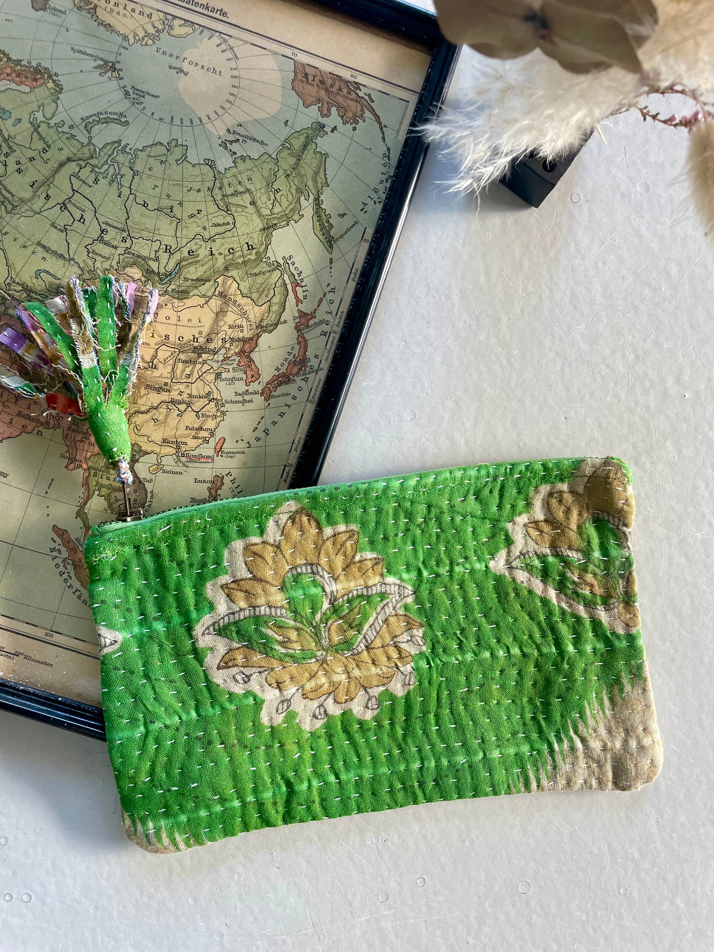 Petite pochette en kantha  |   Sable & vert