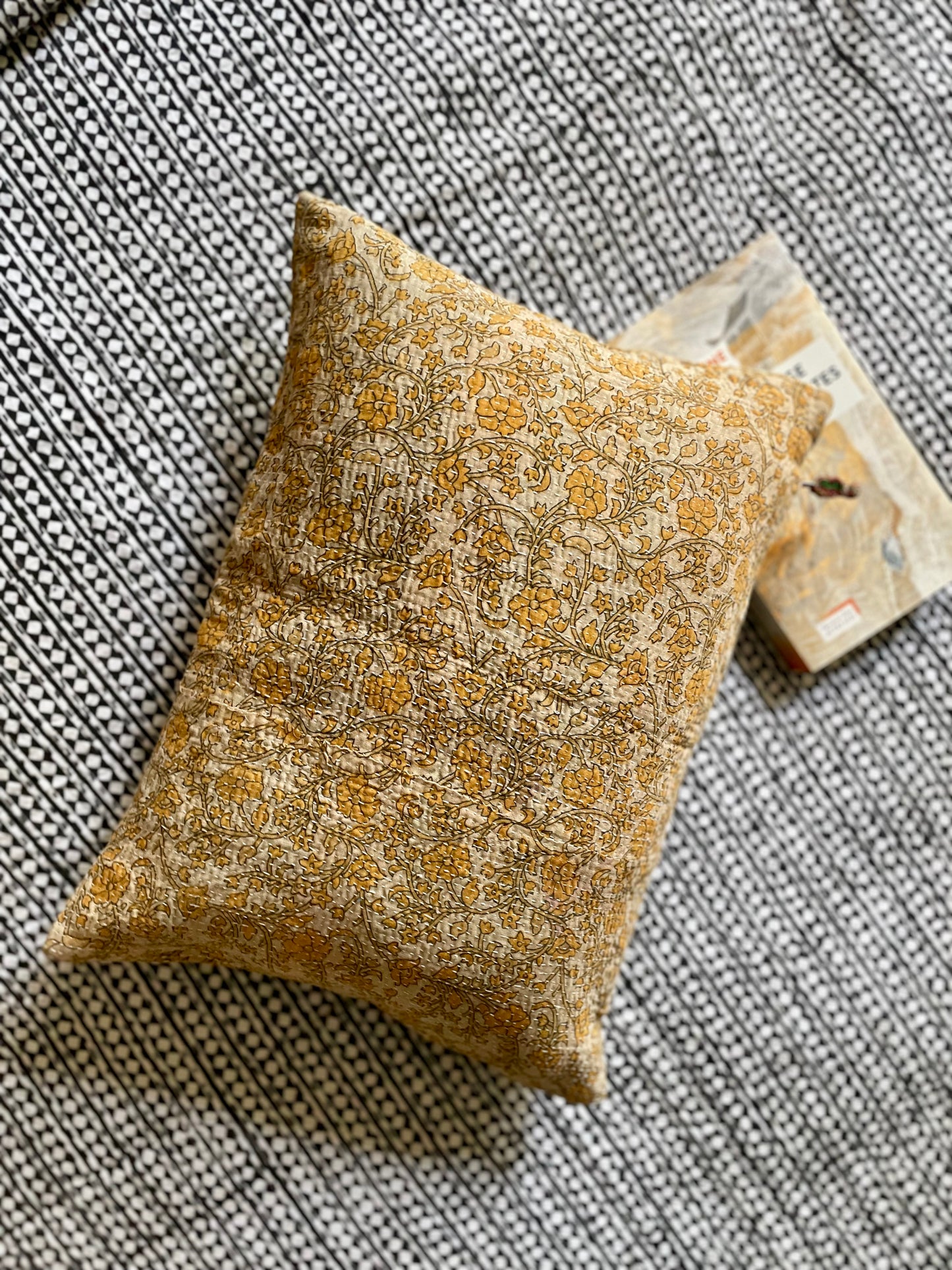Housse de coussin en kantha   |  Floral moutarde
