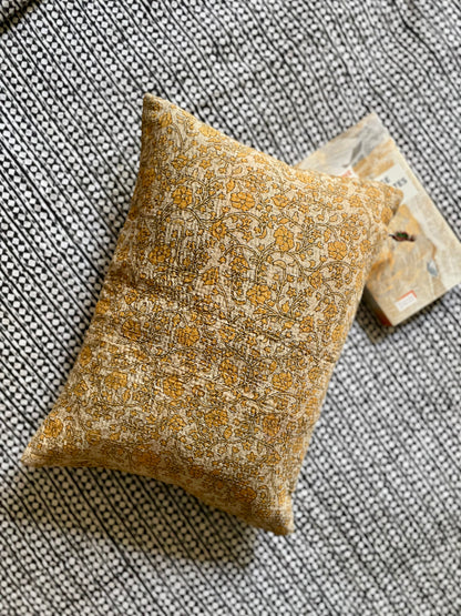 Housse de coussin en kantha   |  Floral moutarde