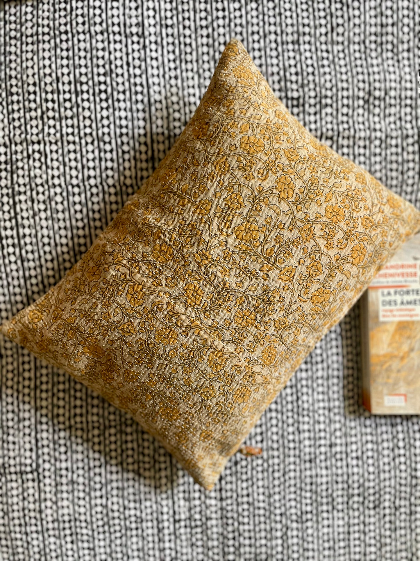 Housse de coussin en kantha   |  Floral moutarde