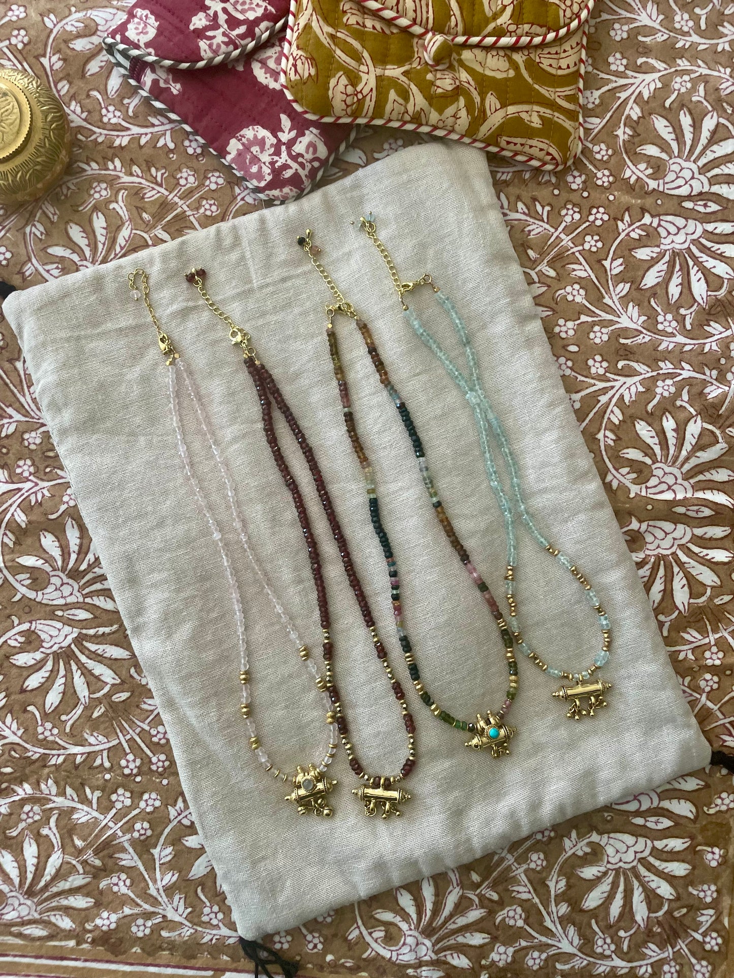 Collier GRIGRI pierres semi-précieuses et amulette plaqué or