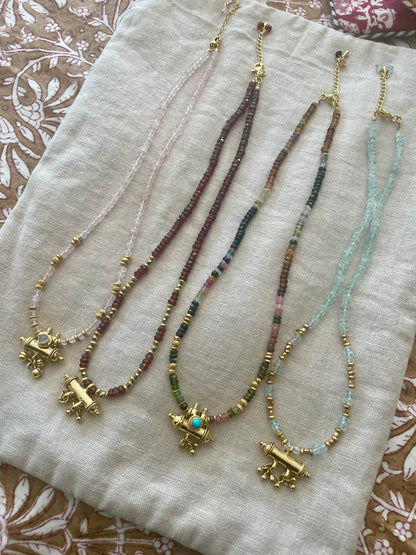 Collier GRIGRI pierres semi-précieuses et amulette plaqué or