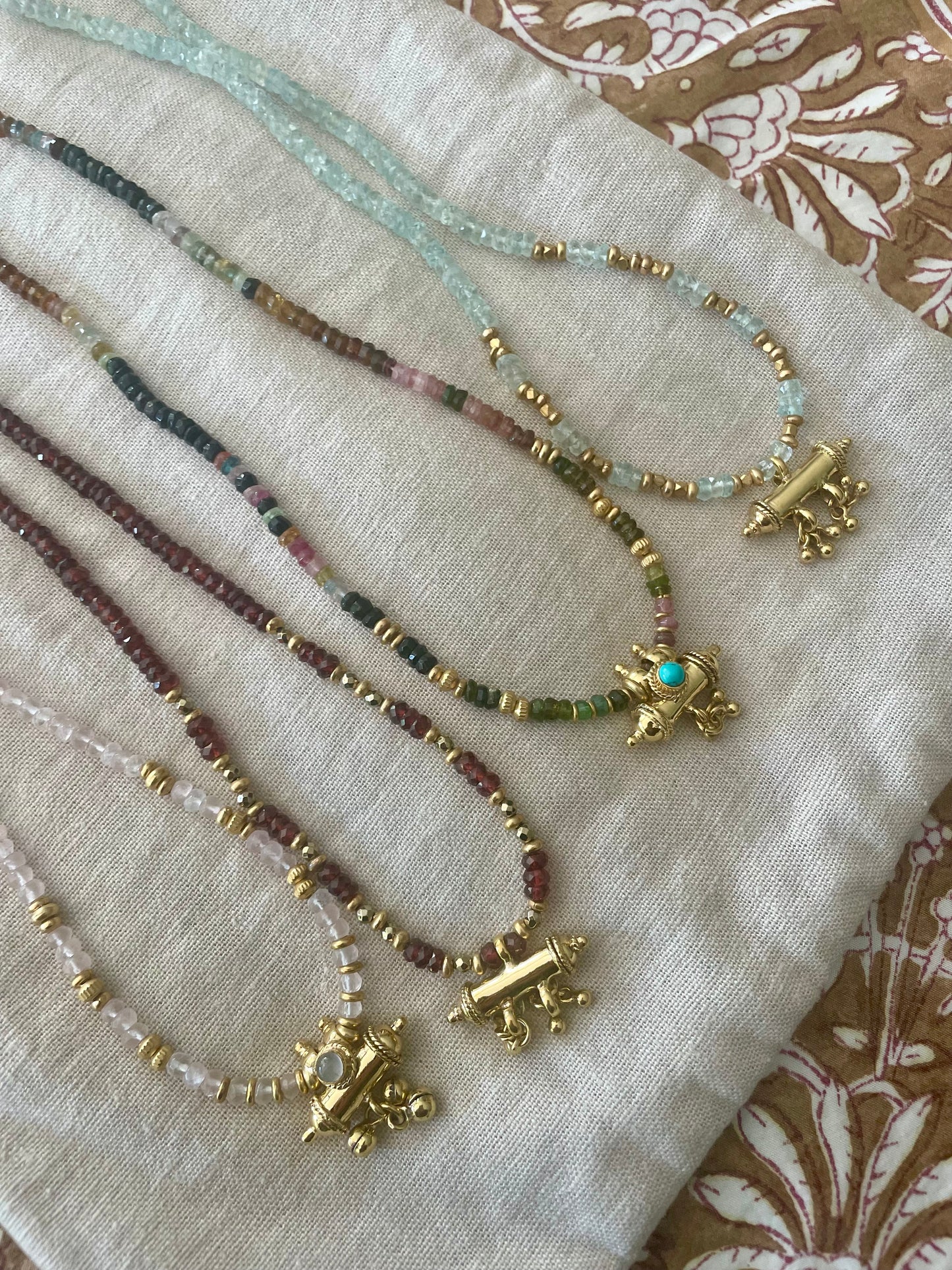 Collier GRIGRI pierres semi-précieuses et amulette plaqué or