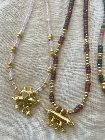 Collier GRIGRI pierres semi-précieuses et amulette plaqué or