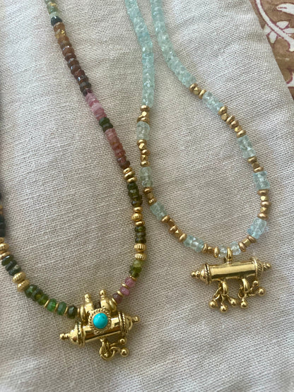 Collier GRIGRI pierres semi-précieuses et amulette plaqué or