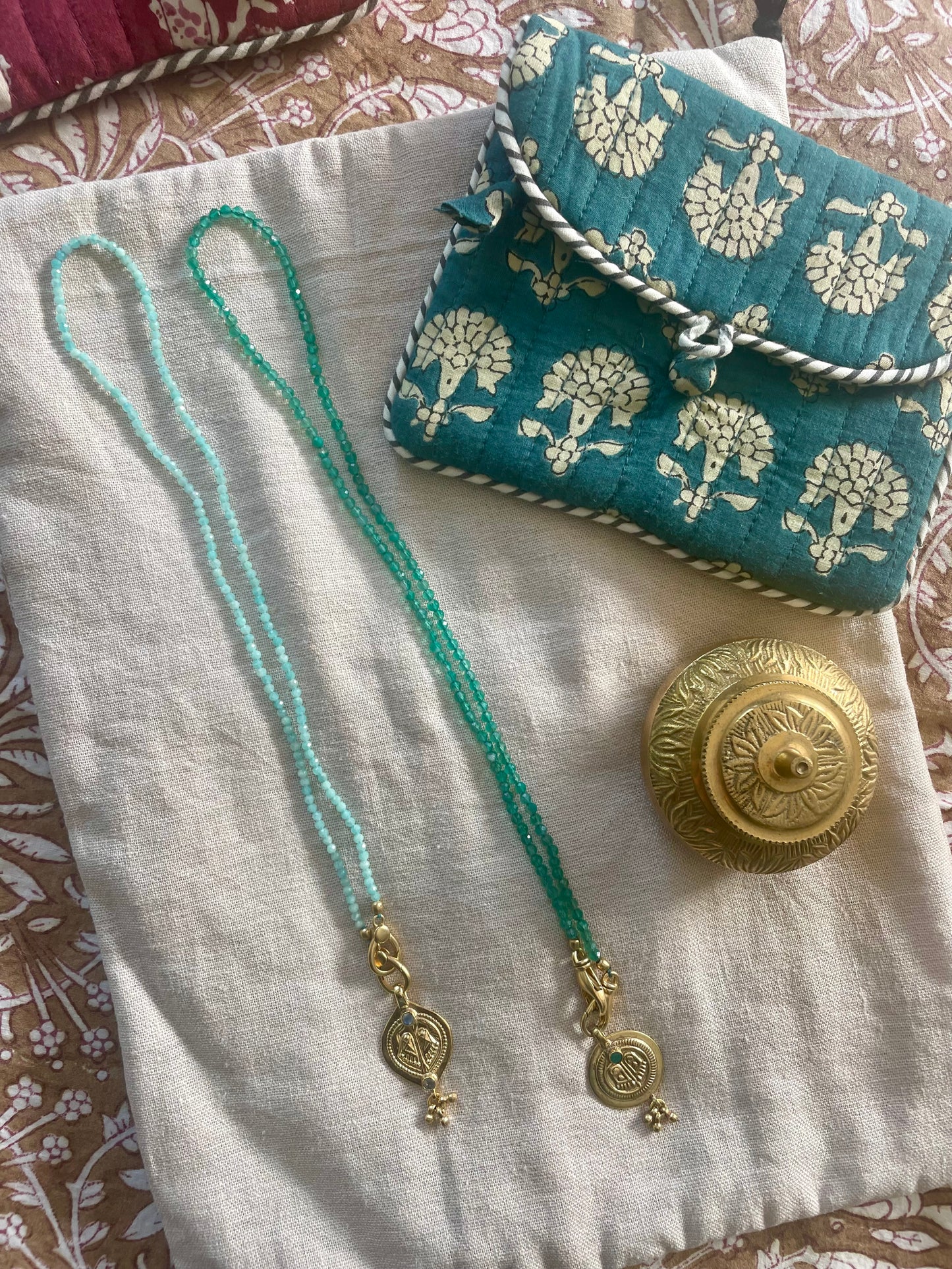 Collier VERDE avec pierres semi-précieuses et médaille plaqué or