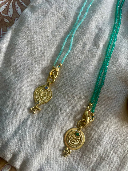 Collier VERDE avec pierres semi-précieuses et médaille plaqué or