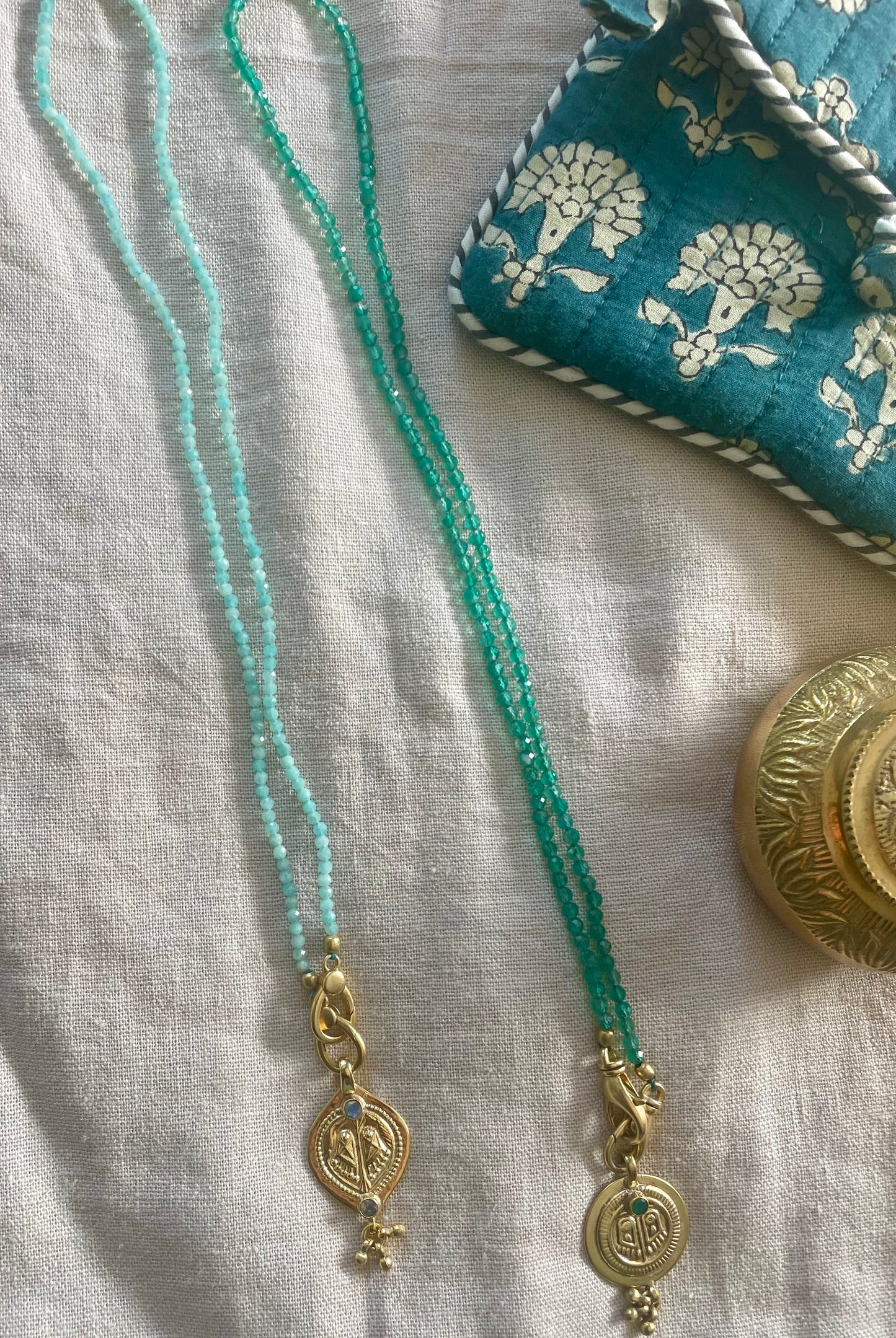 Collier VERDE avec pierres semi-précieuses et médaille plaqué or