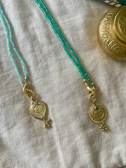 Collier VERDE avec pierres semi-précieuses et médaille plaqué or