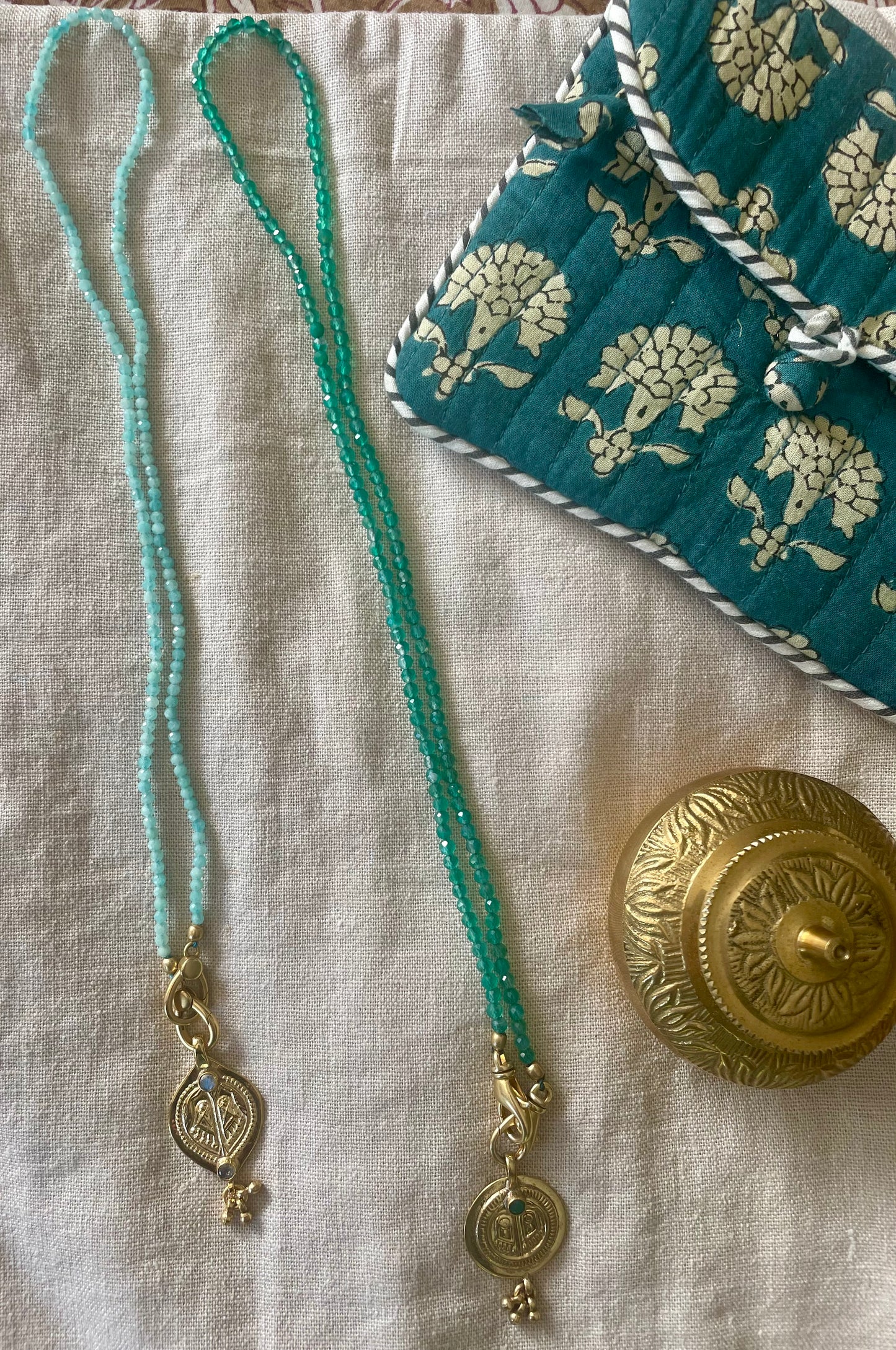 Collier VERDE avec pierres semi-précieuses et médaille plaqué or