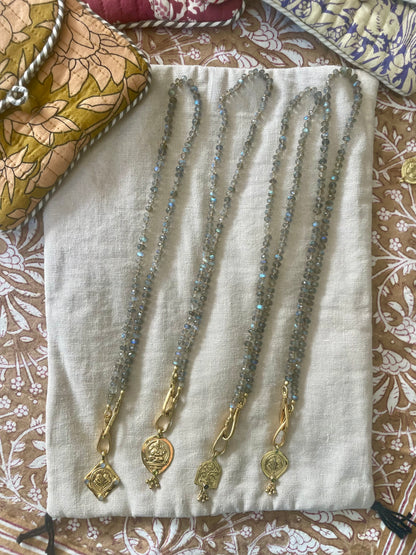 Collier JOHRI en Labradorite et médaille en laiton plaqué or