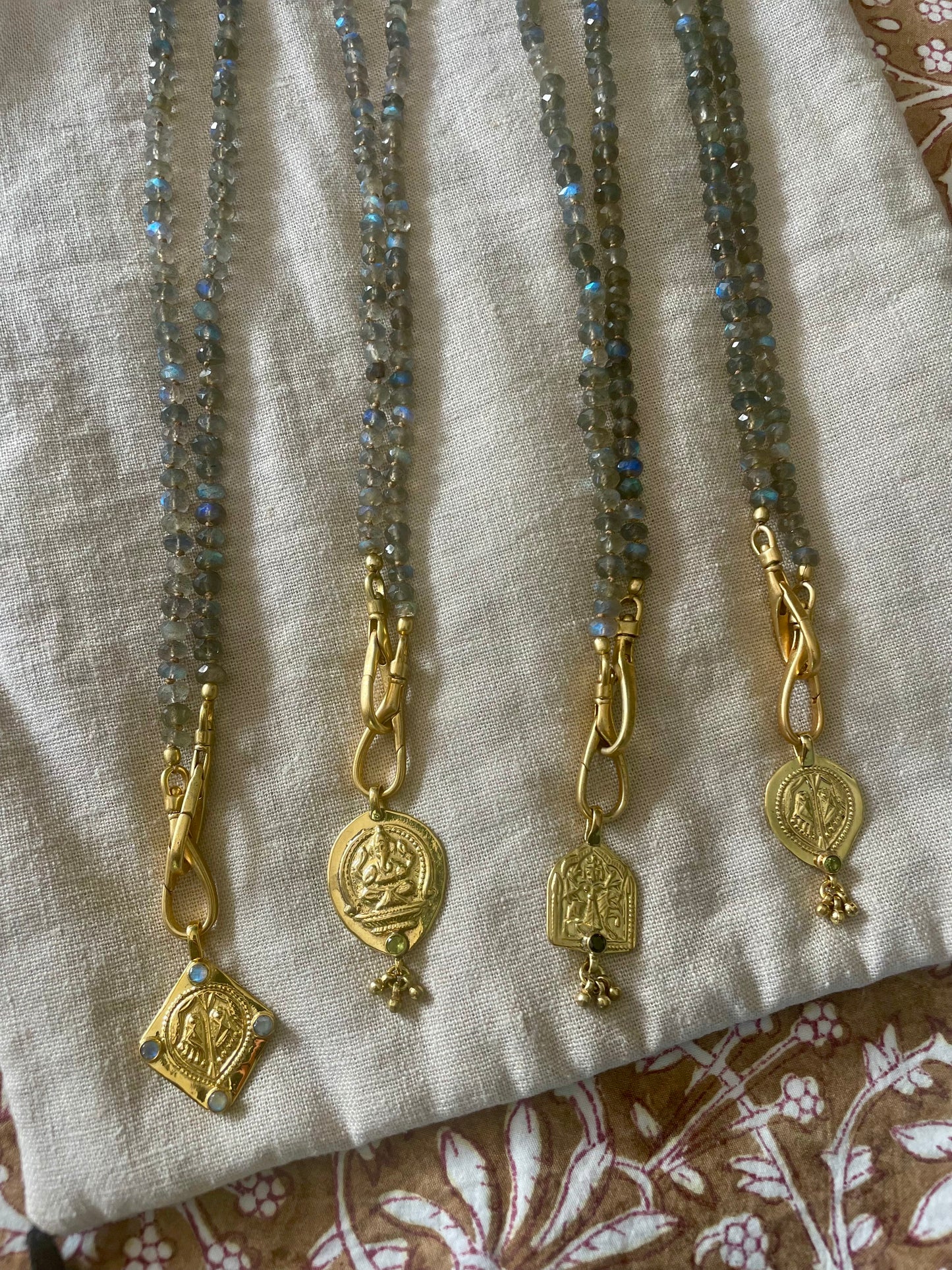 Collier JOHRI en Labradorite et médaille en laiton plaqué or