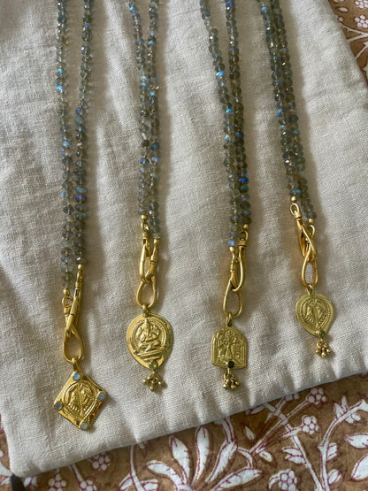 Collier JOHRI en Labradorite et médaille en laiton plaqué or