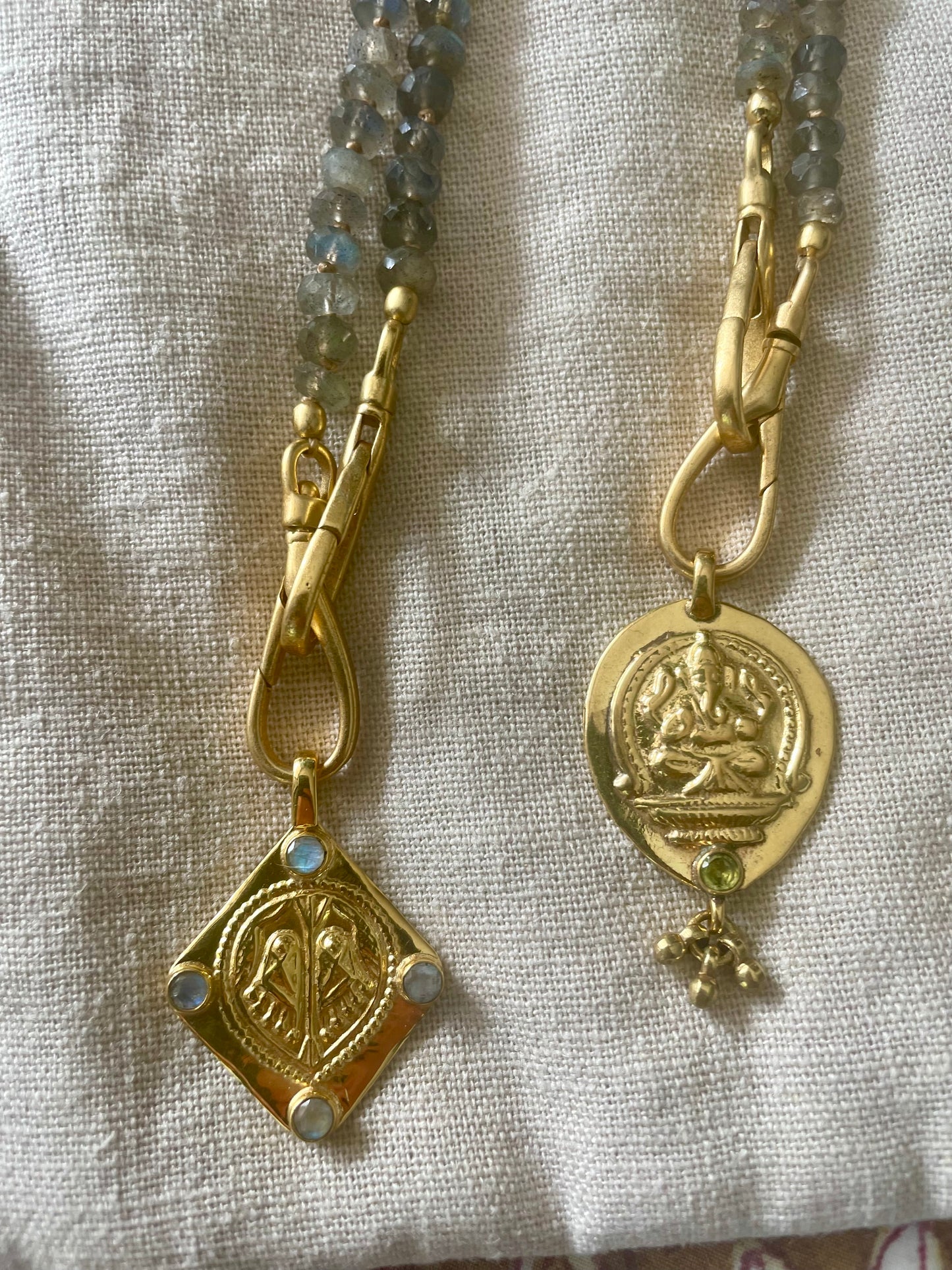 Collier JOHRI en Labradorite et médaille en laiton plaqué or