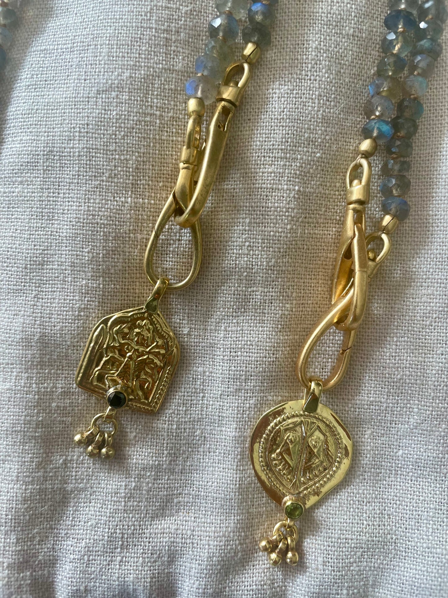 Collier JOHRI en Labradorite et médaille en laiton plaqué or