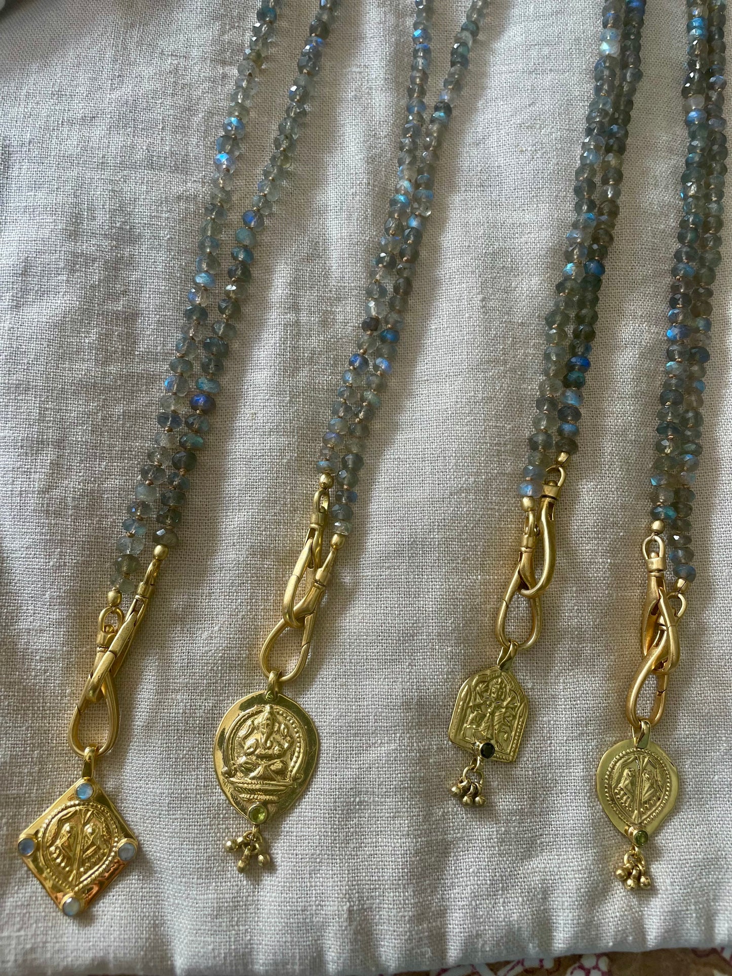 Collier JOHRI en Labradorite et médaille en laiton plaqué or