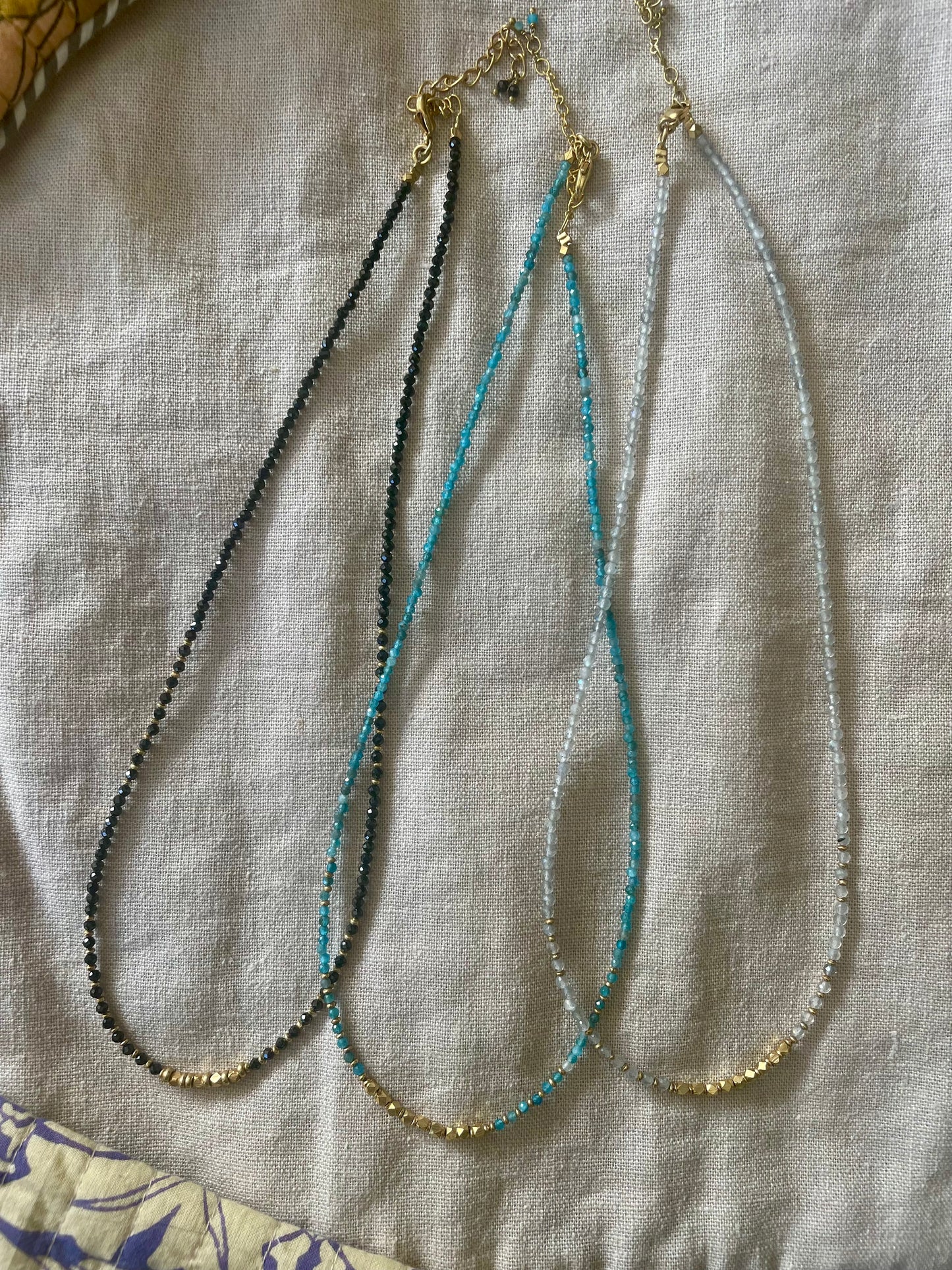 Collier PURA en laiton plaqué or et pierres fines semi-précieuses