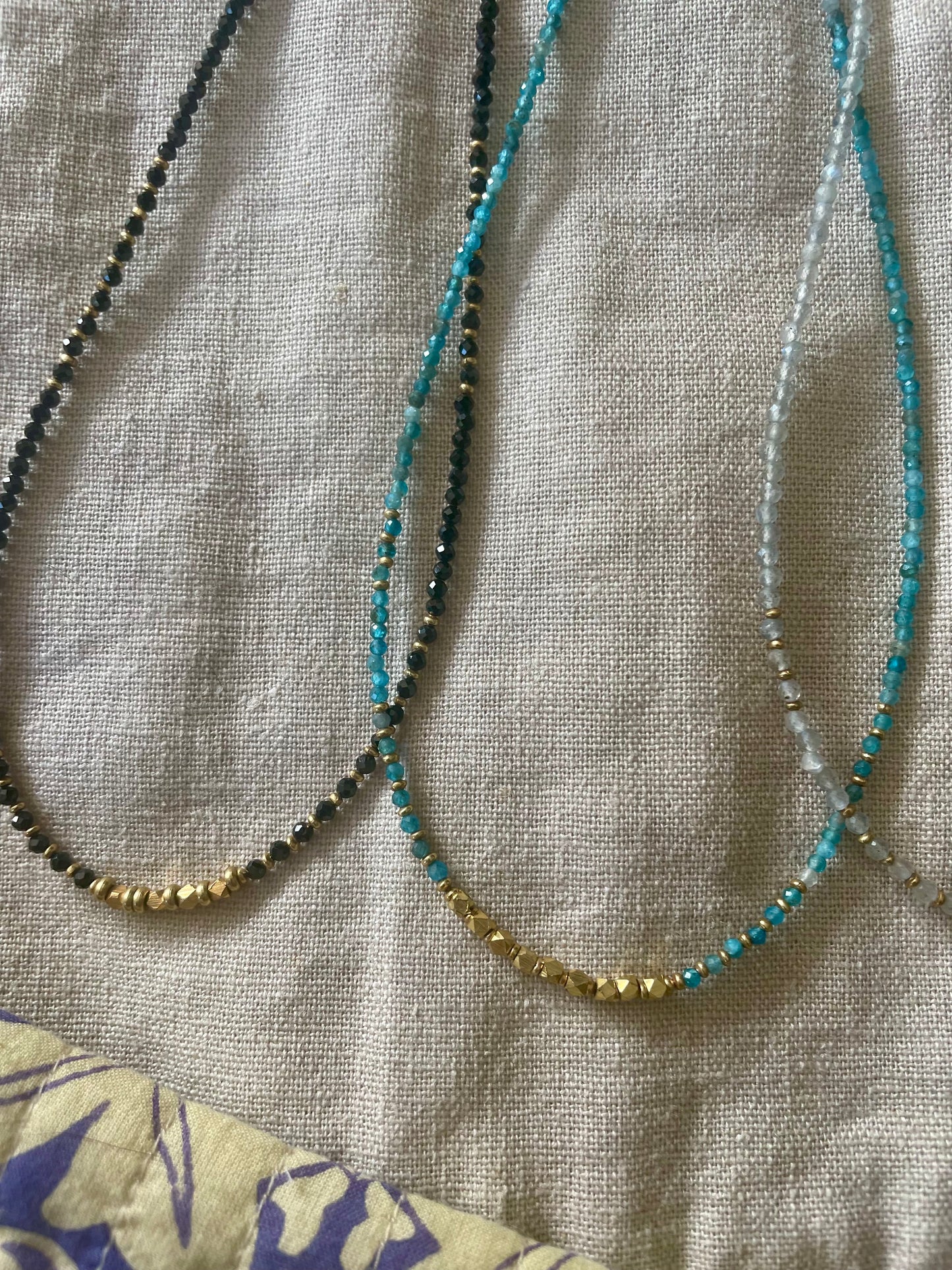 Collier PURA en laiton plaqué or et pierres fines semi-précieuses