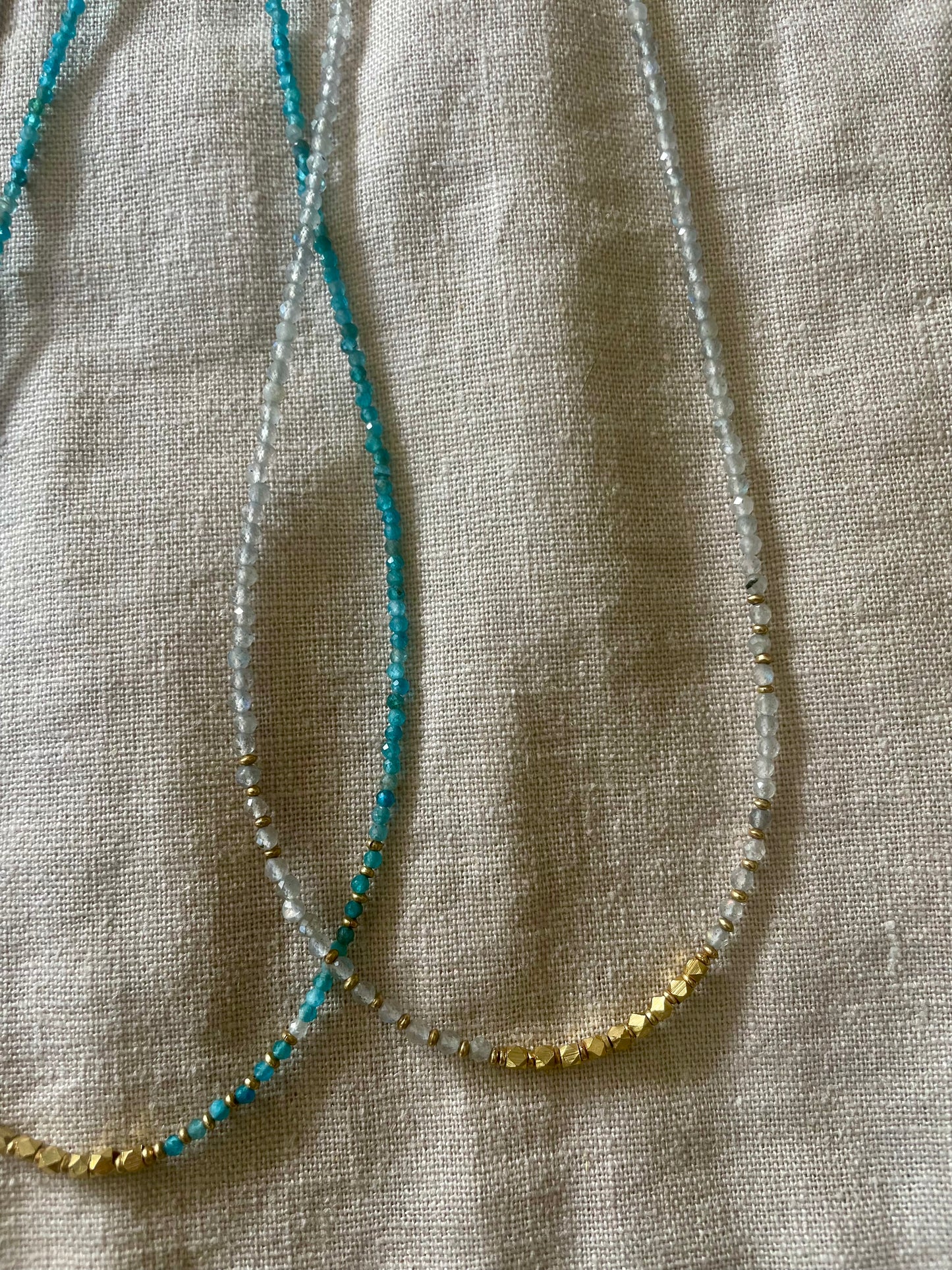 Collier PURA en laiton plaqué or et pierres fines semi-précieuses