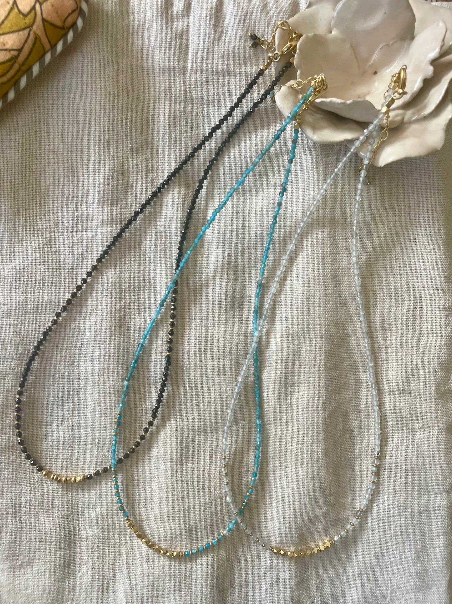 Collier PURA en laiton plaqué or et pierres fines semi-précieuses