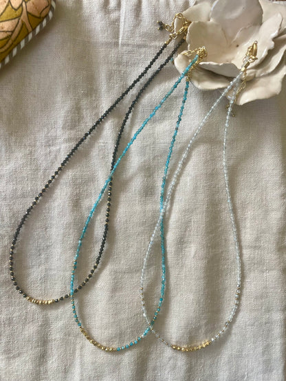 Collier PURA en laiton plaqué or et pierres fines semi-précieuses