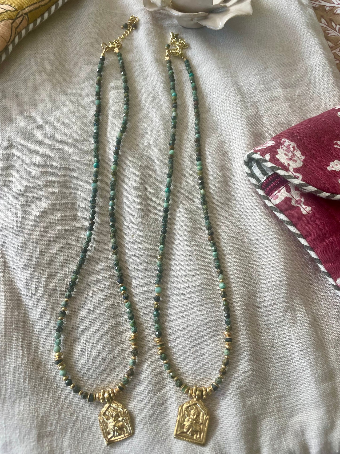 Collier ANA en laiton plaqué or et Cyanite verte