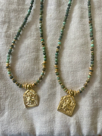 Collier ANA en laiton plaqué or et Cyanite verte