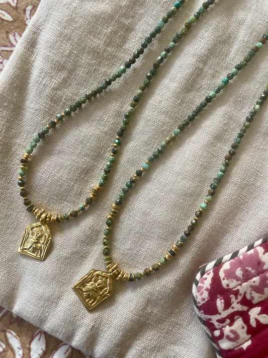 Collier ANA en laiton plaqué or et Cyanite verte