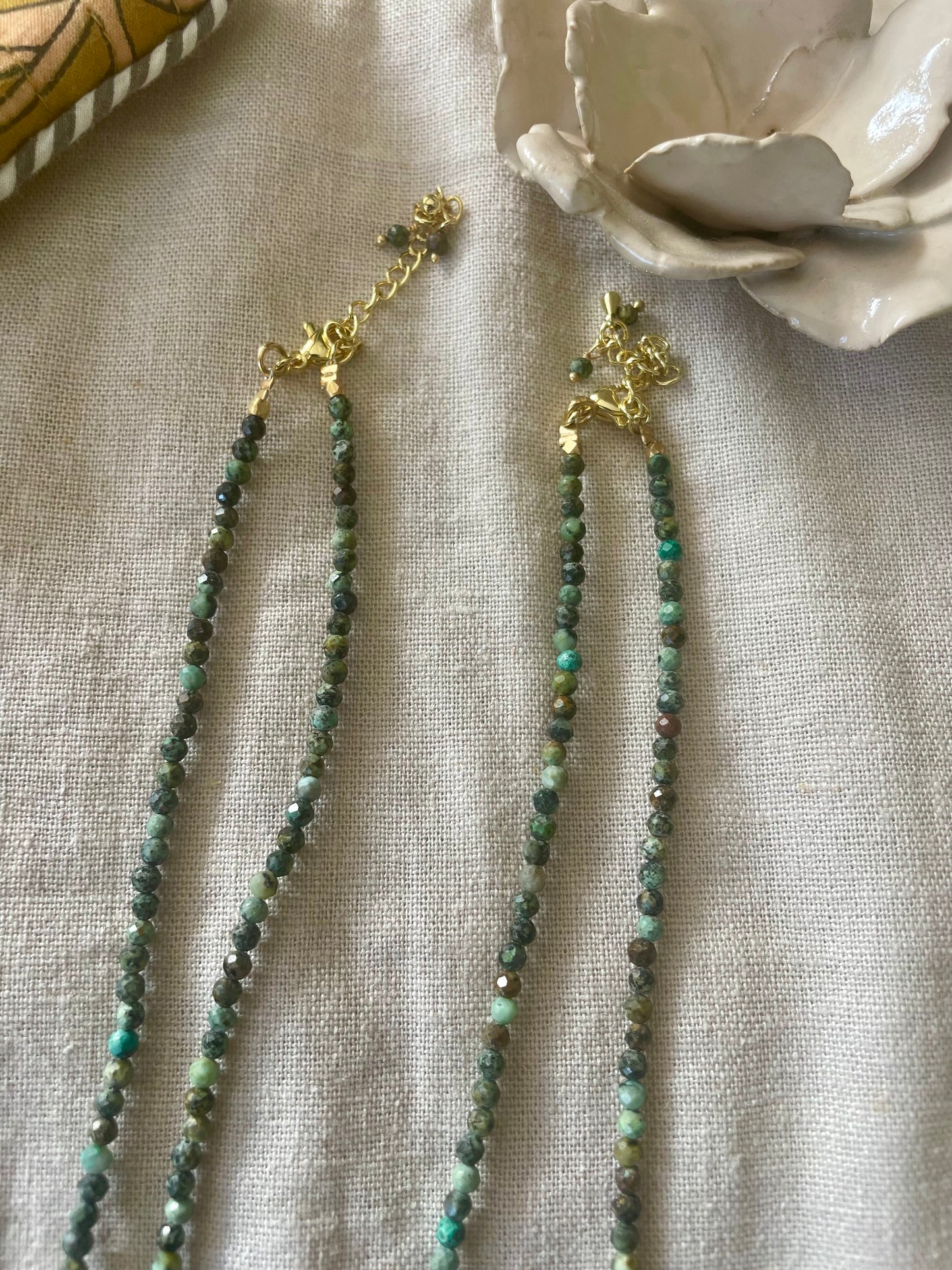 Collier ANA en laiton plaqué or et Cyanite verte