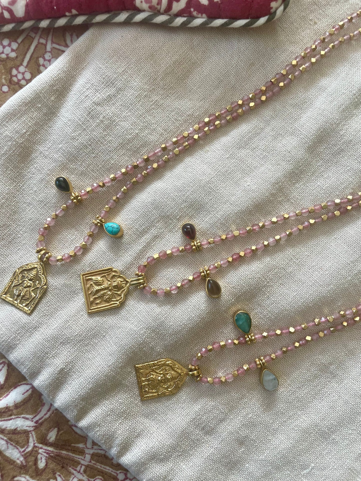 Collier MINA en laiton plaqué or et quartz rose