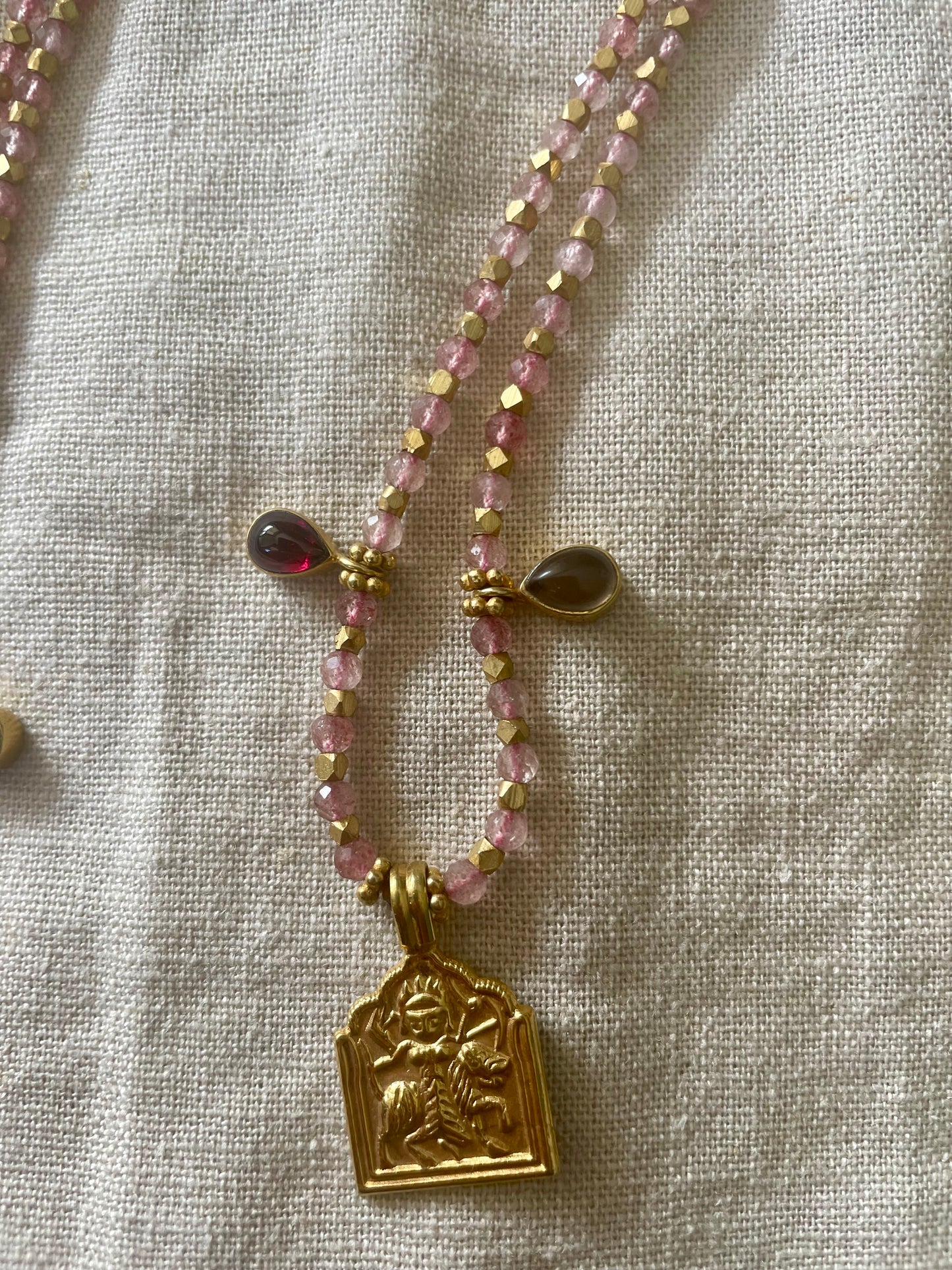 Collier MINA en laiton plaqué or et quartz rose
