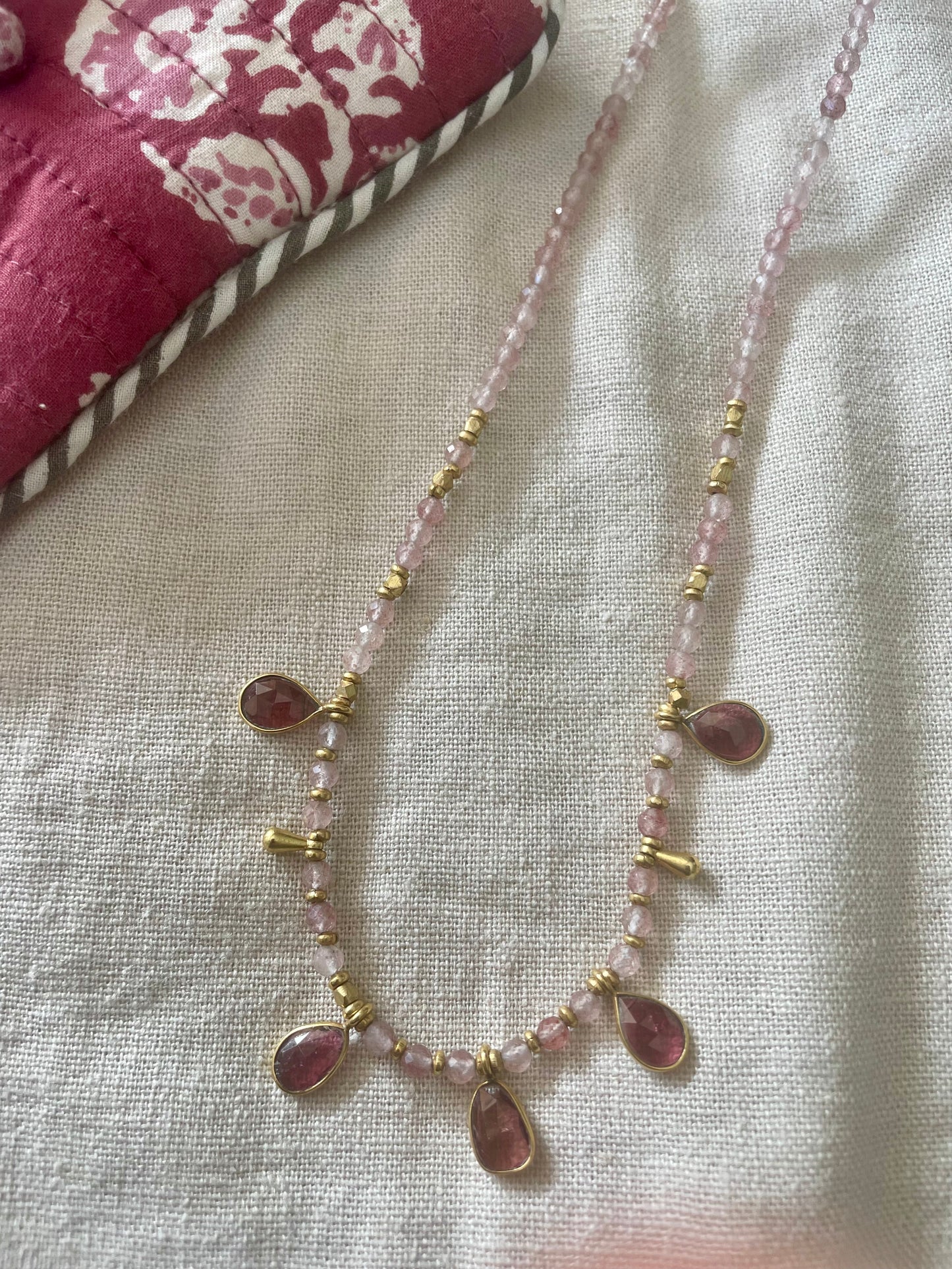 Collier ROSA en quartz rose et pendentifs grenat