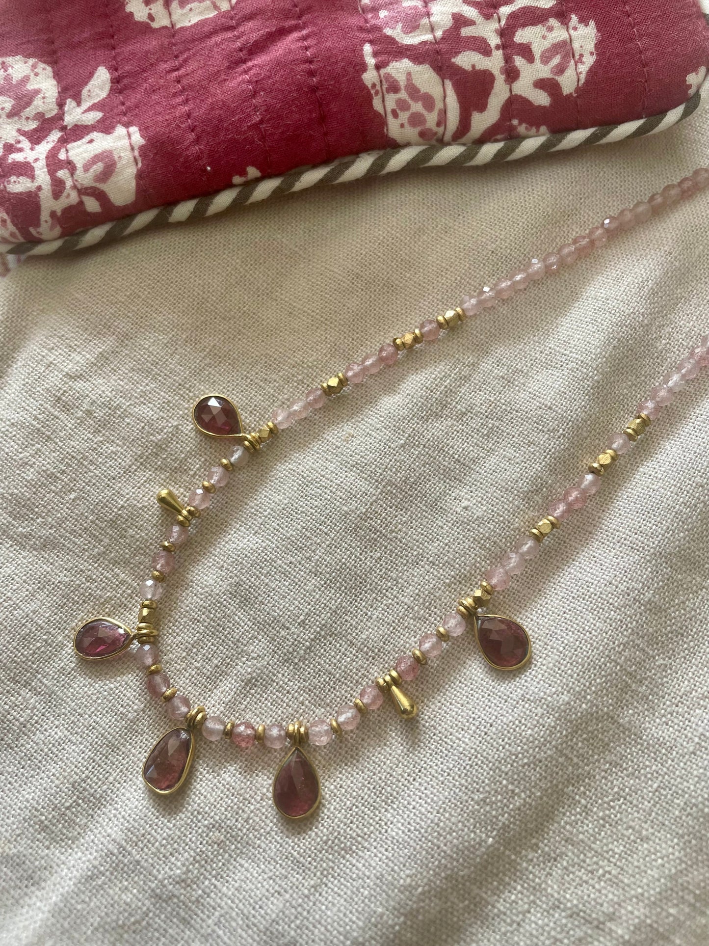 Collier ROSA en quartz rose et pendentifs grenat