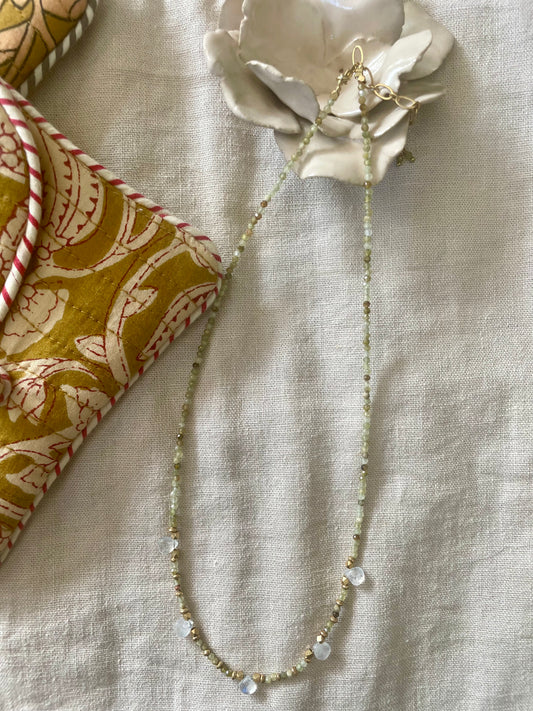 Collier VIHARA  en cyanite verte et pendentifs en pierre