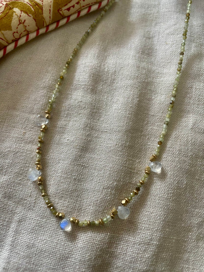 Collier VIHARA  en cyanite verte et pendentifs en pierre