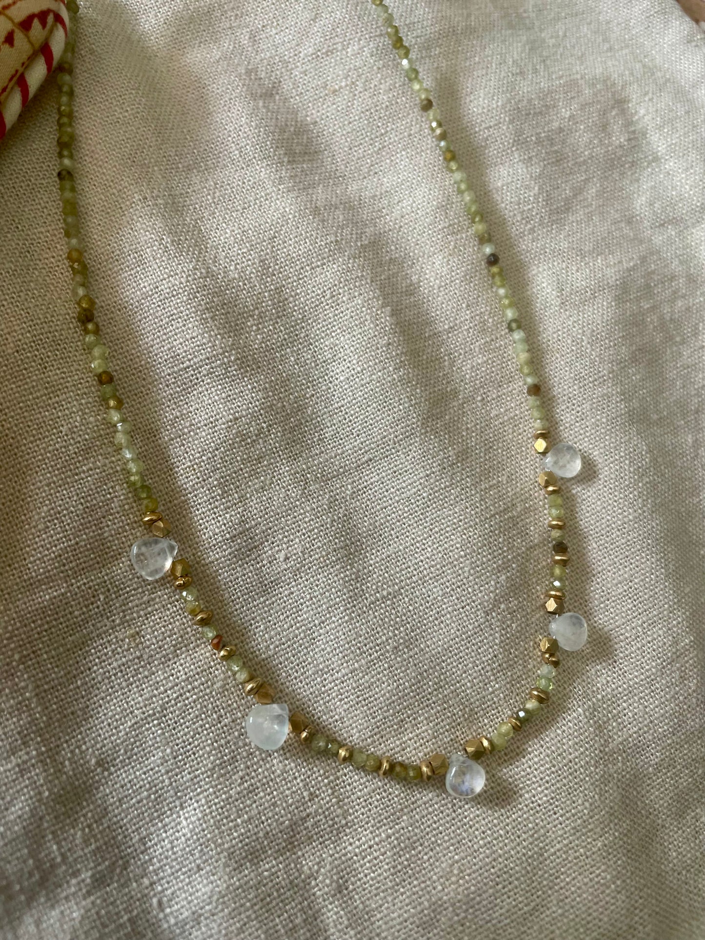 Collier VIHARA  en cyanite verte et pendentifs en pierre