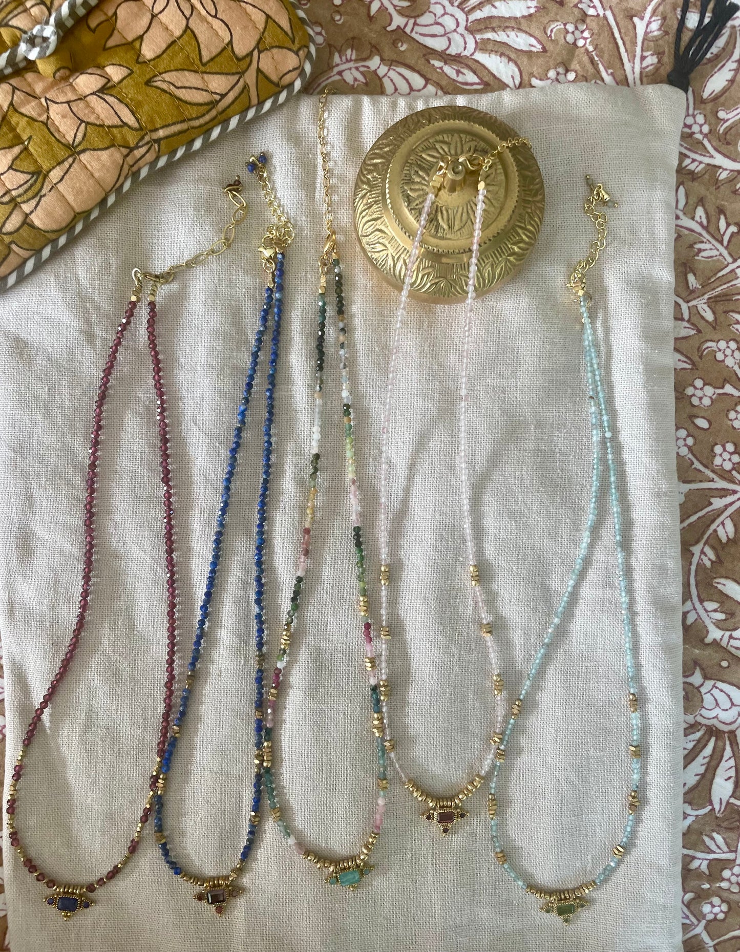 Collier PRIYA avec pierres semi-précieuses et pampilles