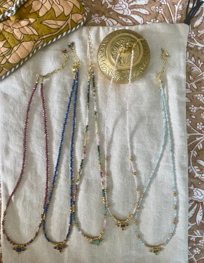 Collier PRIYA avec pierres semi-précieuses et pampilles