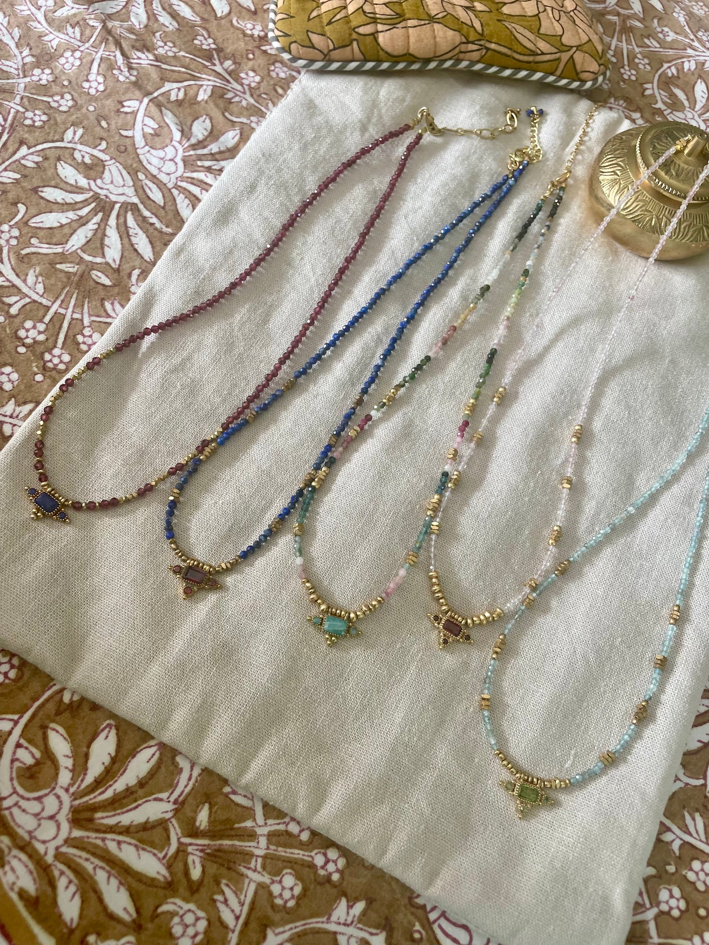 Collier PRIYA avec pierres semi-précieuses et pampilles