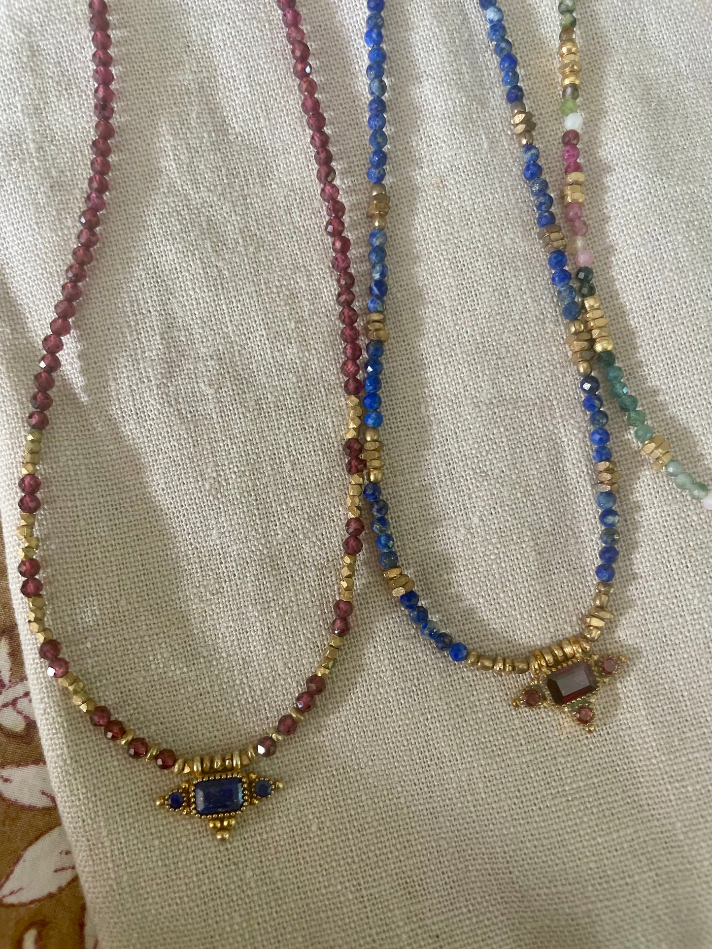 Collier PRIYA avec pierres semi-précieuses et pampilles