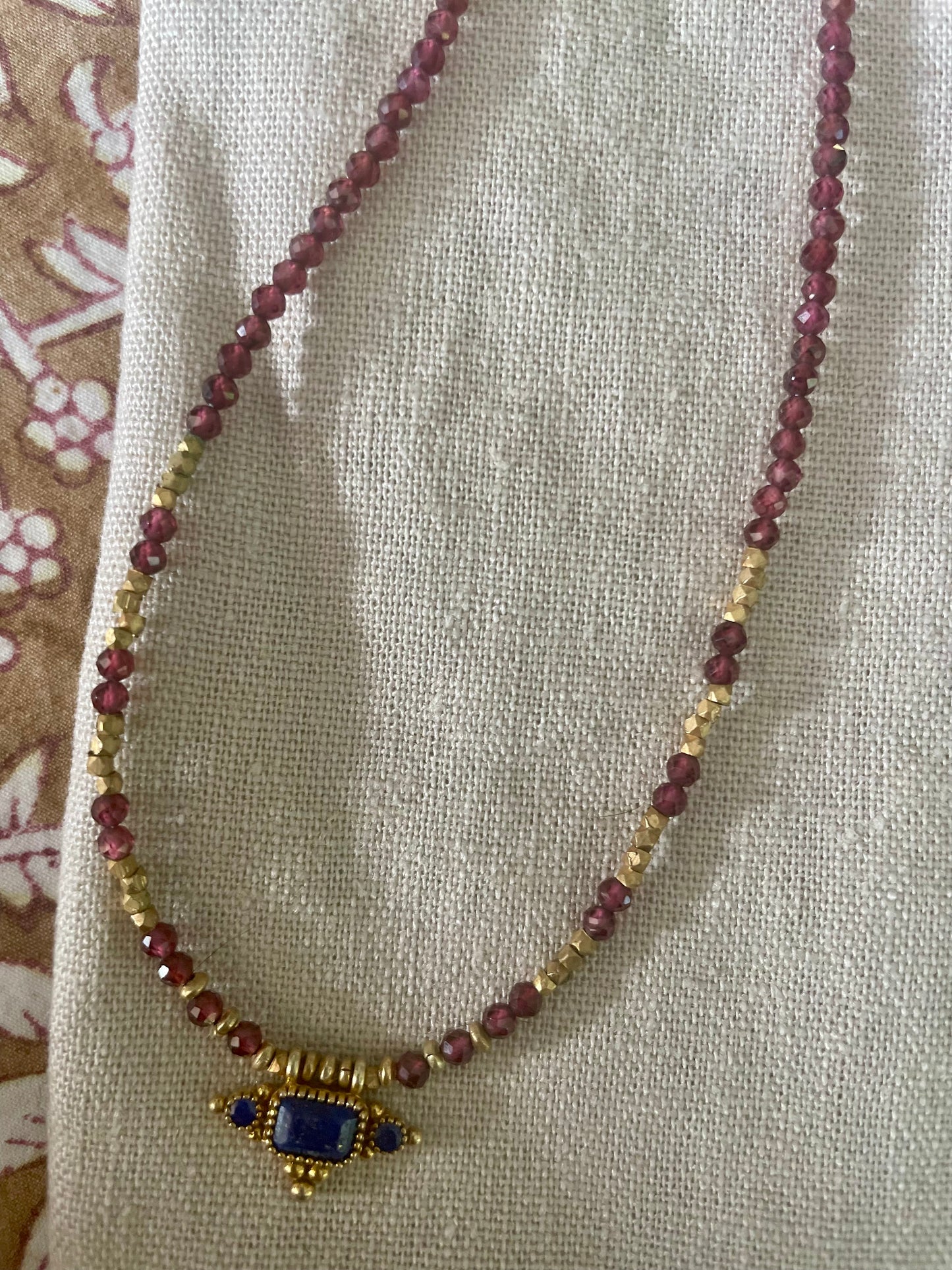 Collier PRIYA avec pierres semi-précieuses et pampilles