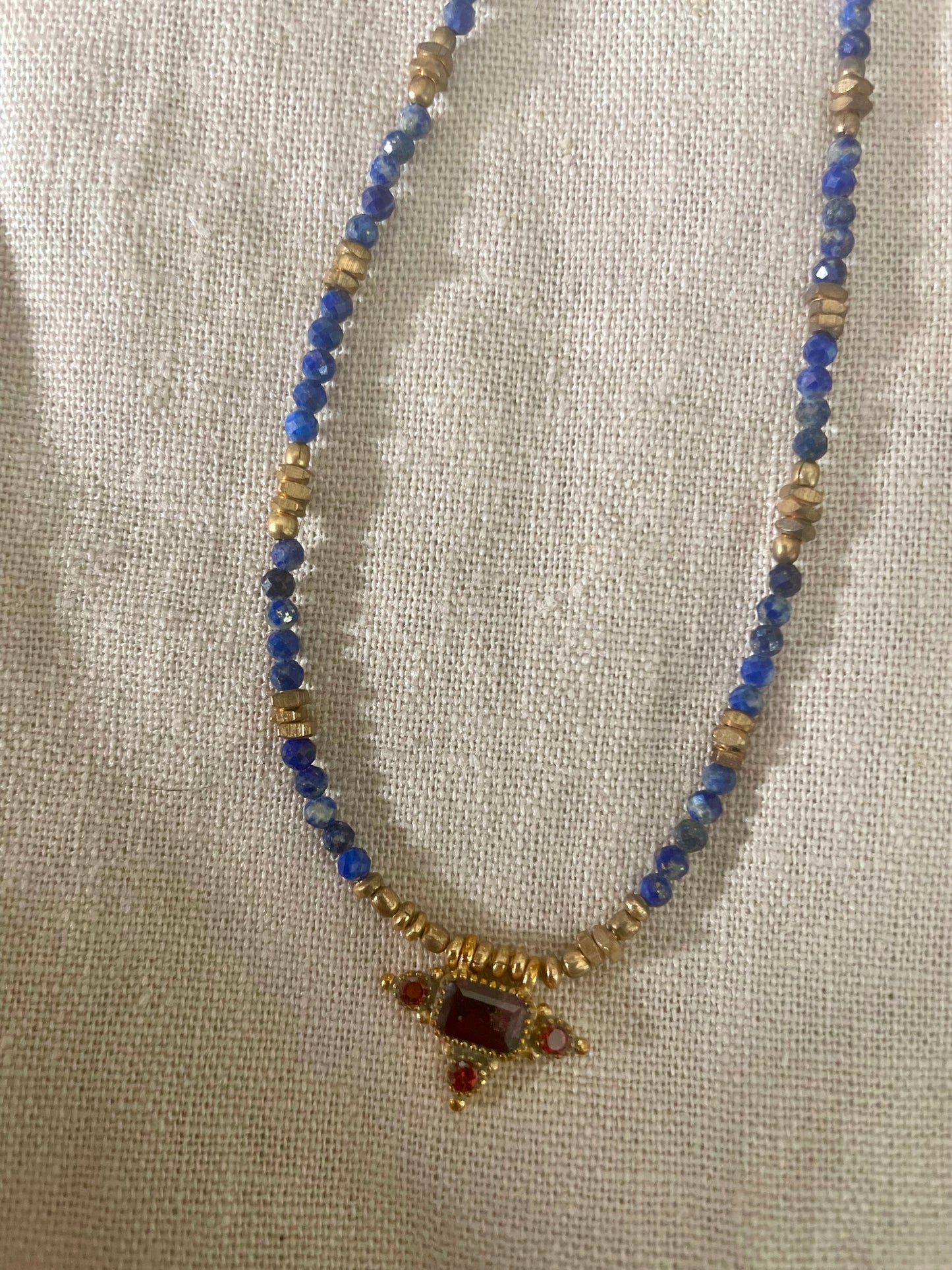 Collier PRIYA avec pierres semi-précieuses et pampilles